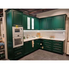 ЗЕЛЕНА КУХНЯ МОСТРА АРИЯ В ГР. ПЛОВДИВ КОРПУС ЛПДЧ – БЯЛО 960 ВРАТИ МДФ БОЯ МАТ ПО RAL 6005 С ФРЕЗОВКА ВКЛЮЧЕНИ ЕЛЕКТРОУРЕДИ МИВКА И СМЕСИТЕЛ