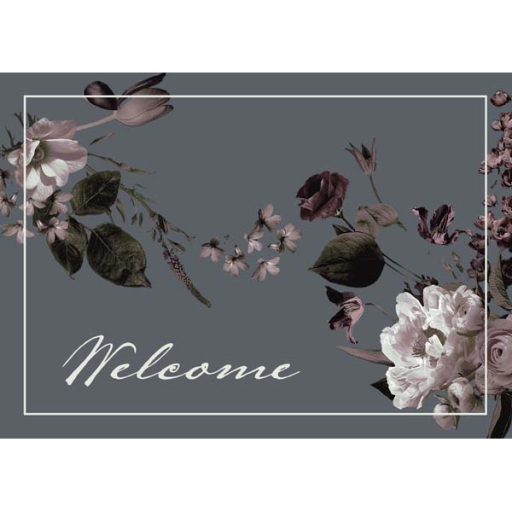 На изображението се вижда изтривалка с декоративен надпис "Welcome" на тъмен фон. Цветя в различни нюанси на розово и кремаво са разположени около текста, създавайки елегантен, приветлив дизайн.
